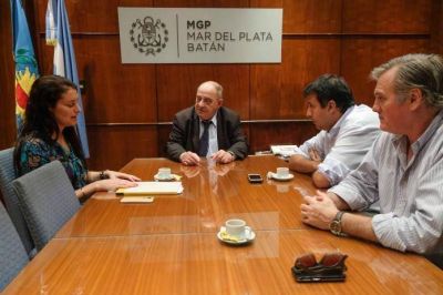 Carlos Arroyo mantuvo una reuni�n para regularizar las actas de defunci�n