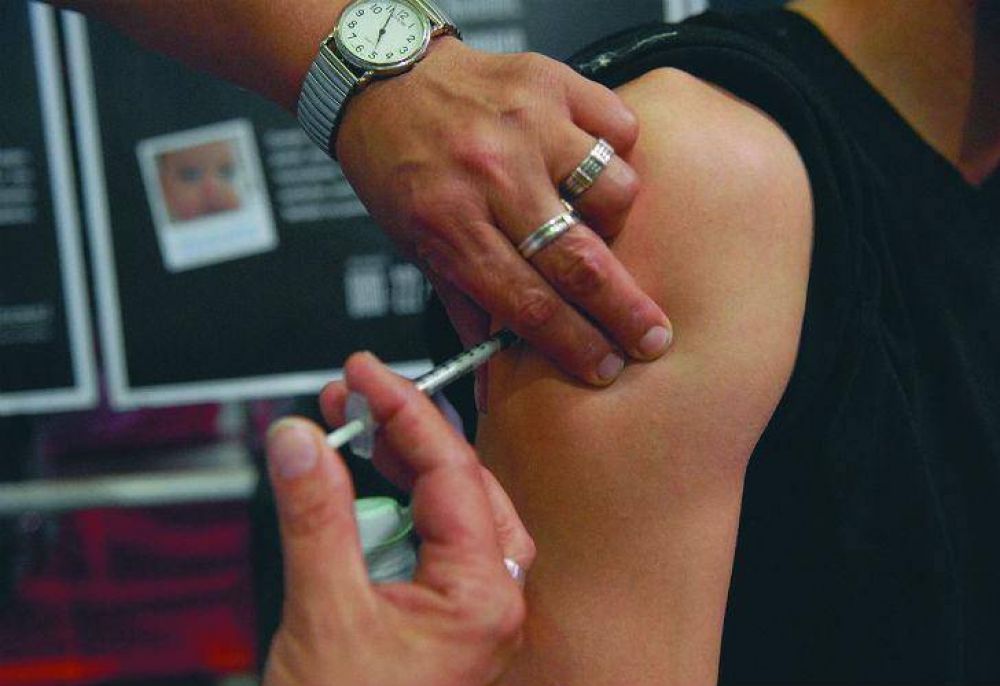 Para prevenir cnceres, aplican la vacuna del VPH a varones