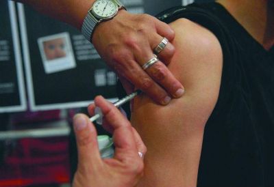 Para prevenir c�nceres, aplican la vacuna del VPH a varones