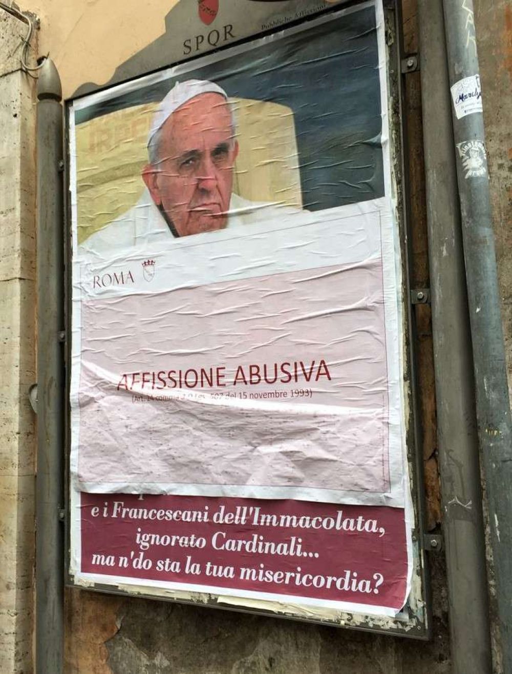 Roma, empapelada con una in�dita pegatina de afiches contra Francisco