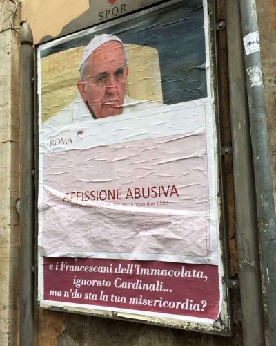 Roma, empapelada con una in�dita pegatina de afiches contra Francisco