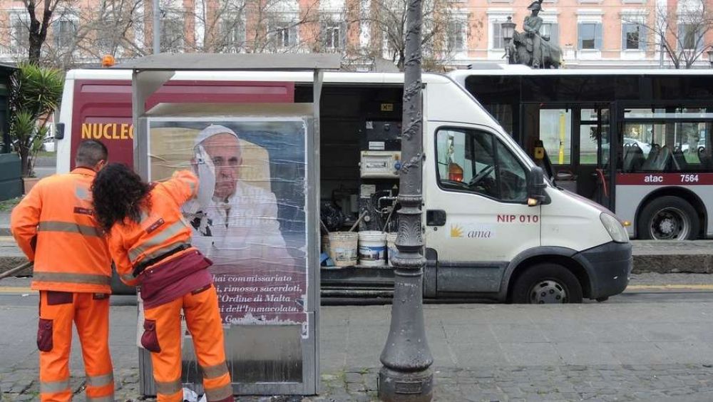 El Papa respondi� a los afiches en su contra: 
