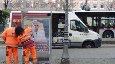 El Papa respondi� a los afiches en su contra: 