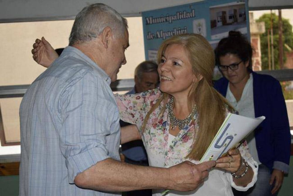 Entrega de cr�ditos y vivienda en Alpachiri