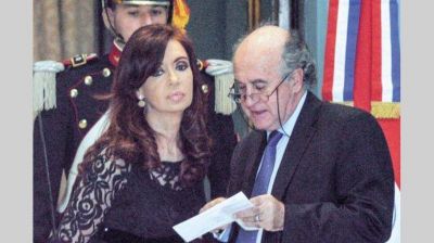 Difunden nueva escucha de Cristina con Parrilli: pide 