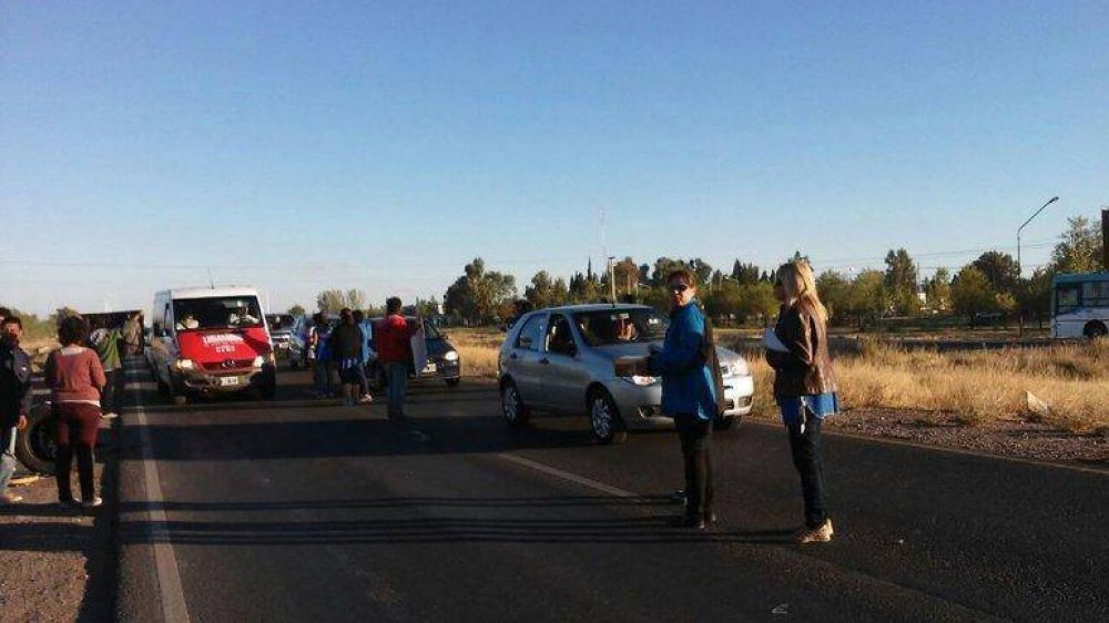Trabajadoras de Textil Neuqu�n hacen una volanteada en la Ruta 7