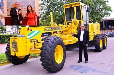 La Gobernadora entreg� una m�quina moto niveladora para San Jos� del Boquer�n