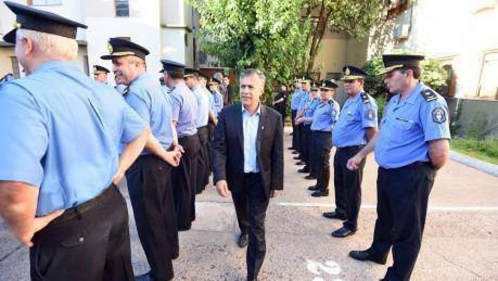 Decretan un aumento del 17% para los polic�as y penitenciarios