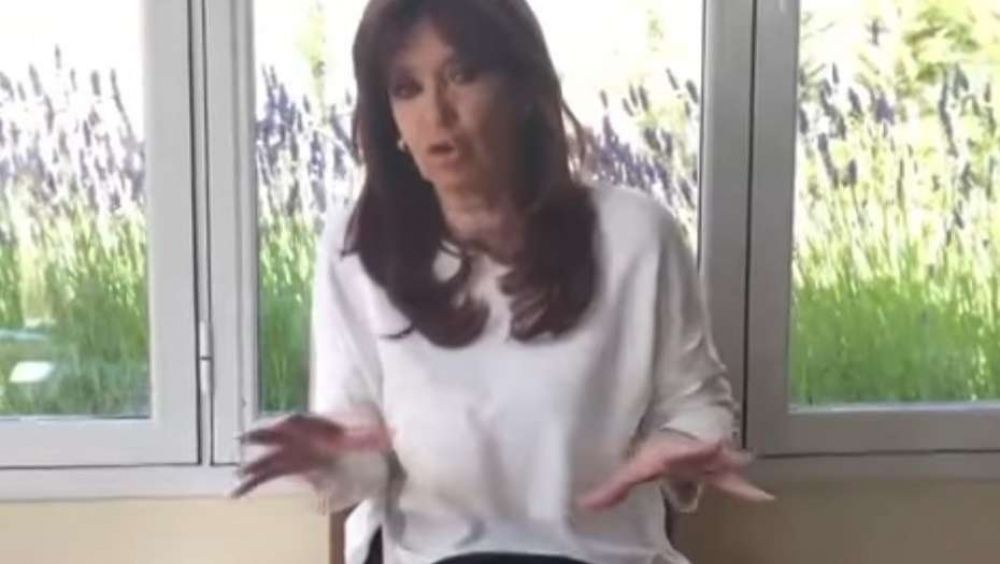Cristina Kirchner volvi a filmarse haciendo trmites y critic a Bonadio por citar a sus hijos