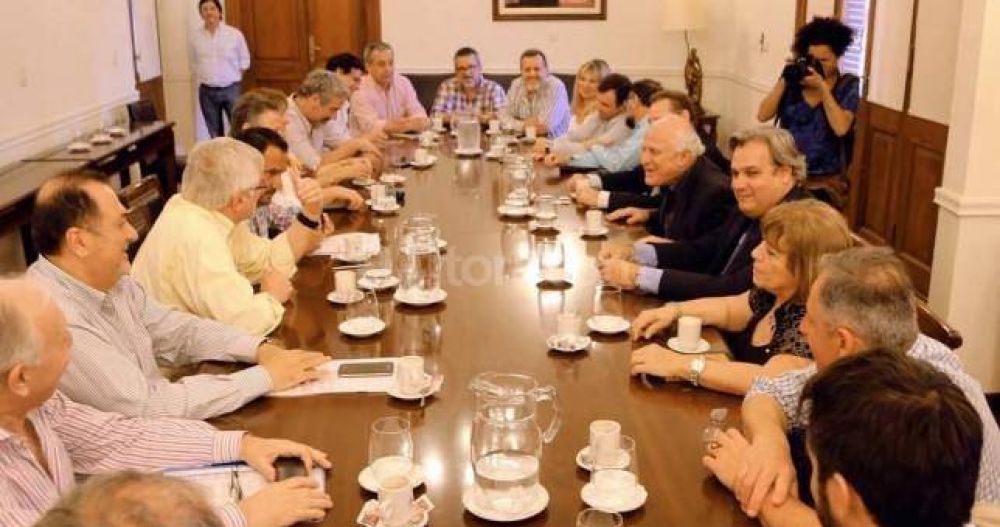 Santa Fe se desmarca y dice que las paritarias estatales no tienen piso ni techo
