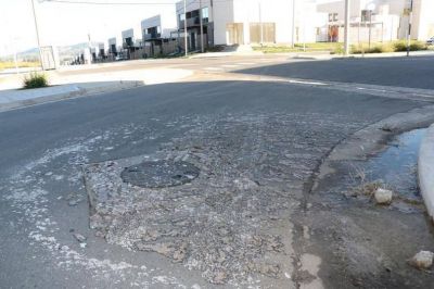 Vecinos del Procrear aseguran que sale agua de cloacas de las alcantarillas y reclaman soluciones
