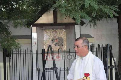 El padre Fabi�n Ger�z se despidi� de la parroquia San Cayetano