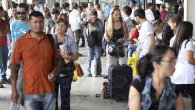 Paro sorpresivo de micros en la Terminal deja a cientos sin poder viajar