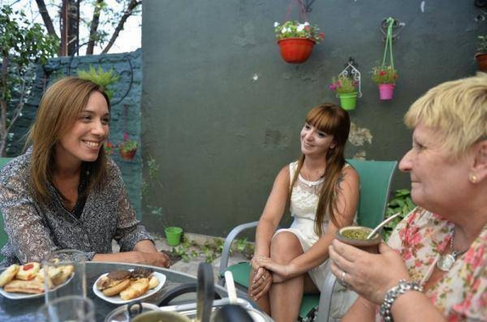 En medio de la discusi�n paritaria con los docentes, Vidal meti� foto con una maestra de Lan�s