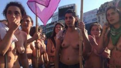 Miles de mujeres participaron del �tetazo� en el Obelisco