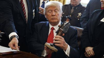 En apenas 20 d�as Trump se enreda en batallas en el Congreso y la justicia