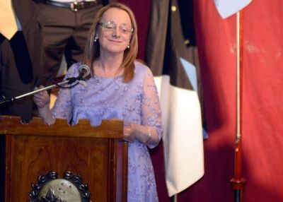 Alicia Kirchner aument� sueldos de ministros, funcionarios y dio manos libres para pagar asesores y gastar sin l�mites