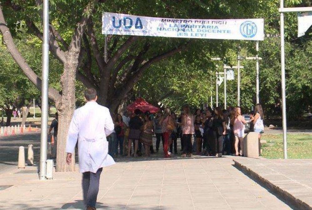 Colegios privados piden que el Estado les devuelva los subsidios