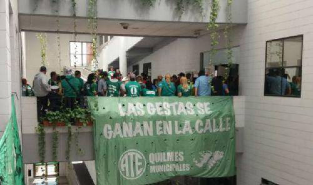 Estatales ocuparon la municipalidad de Quilmes: no hay acuerdo salarial