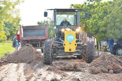 Tareas de perfilado, bacheo y relleno en barrios