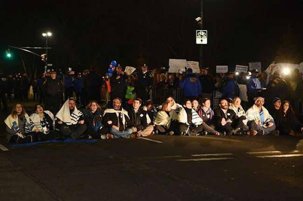 Arrestaron a 19 rabinos en una protesta contra Donald Trump
