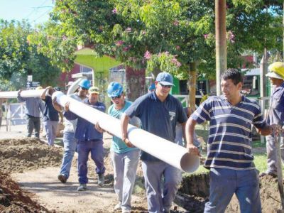 Molina supervis� obras de cloacas en barrios de Solano
