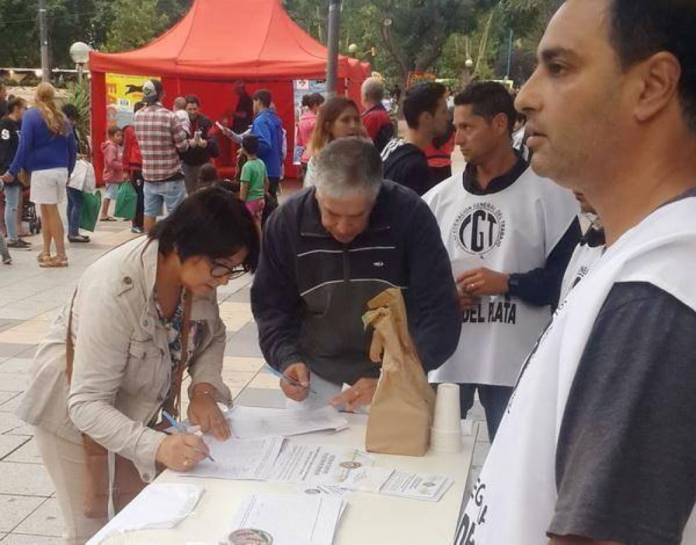 Trabajadores de la CGT juntan firmas por la recuperacin de los feriados puente