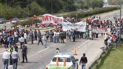 Los productores llevaron sus reclamos a la Ruta 2
