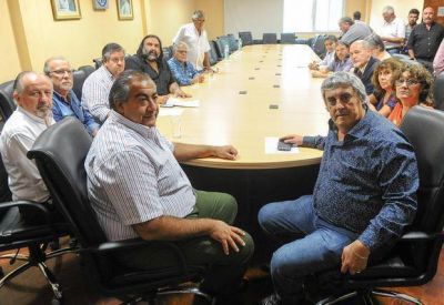 �El inicio de clases pende de un hilo�, advierten los gremios