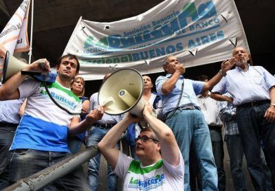 Los bancos siguieron a puertas cerradas y ahora le pondr�an fecha a un paro