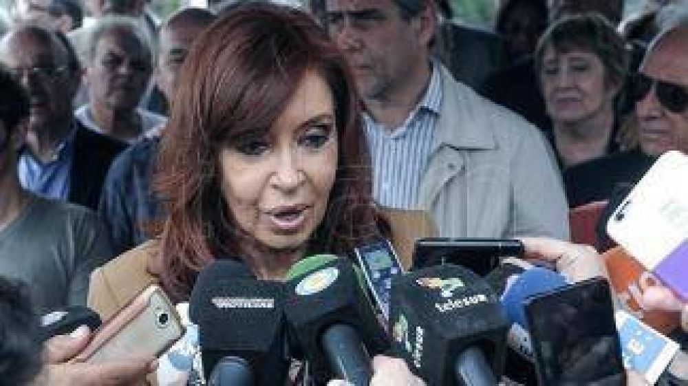 Cristina Kirchner regresa a Buenos Aires y planea reuniones polticas de cara a los comicios