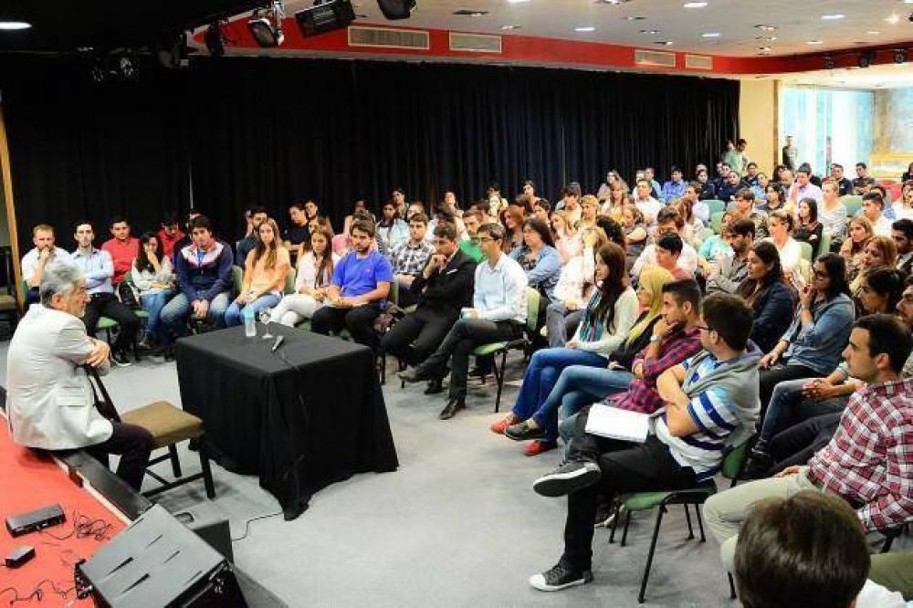 Alberto se reuni� con los j�venes que trabajan en la administraci�n p�blica