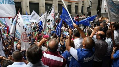 Presi�n gremial al Gobierno, con paro de bancarios y marcha de la UOM