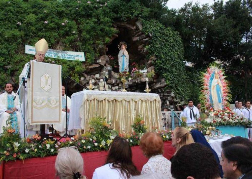 Multitudinaria celebraci�n en honor a la Virgen de Lourdes en la Gruta