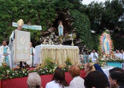 Multitudinaria celebraci�n en honor a la Virgen de Lourdes en la Gruta