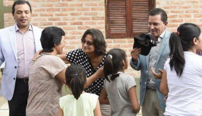 Lucía entregó viviendas rurales en Santa María