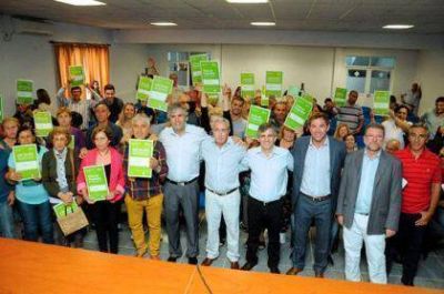 31 familias recibieron su Escritura de Regularizaci�n