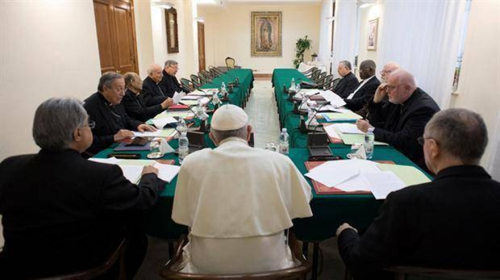 Luego de ser blanco de ataques, el Papa recibe el apoyo del consejo de cardenales