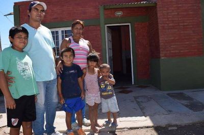Se entregaron m�s de 20 viviendas sociales en La Banda y en el Departamento Banda