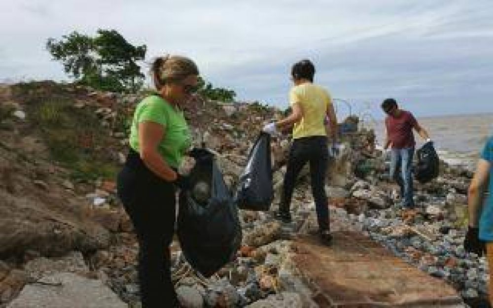 Vicente L�pez: Una concejal limpi� la costa y pidi� presencia del municipio