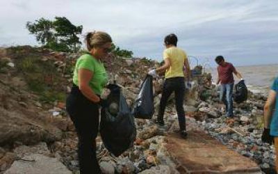 Vicente L�pez: Una concejal limpi� la costa y pidi� presencia del municipio