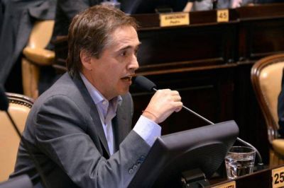 Lorenzino desempolv� la constituci�n del '49 y le cuestion� vetos al gobierno provincial