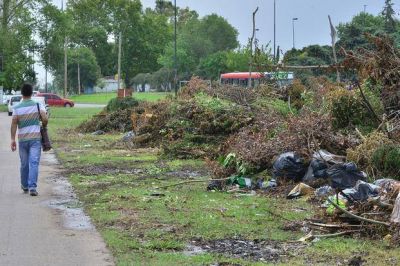 Los residuos copan calles y ramblas en la periferia
