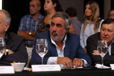 Destacan la experiencia de Trenque Lauquen en pol�tica de viviendas en reuni�n de Cambiemos