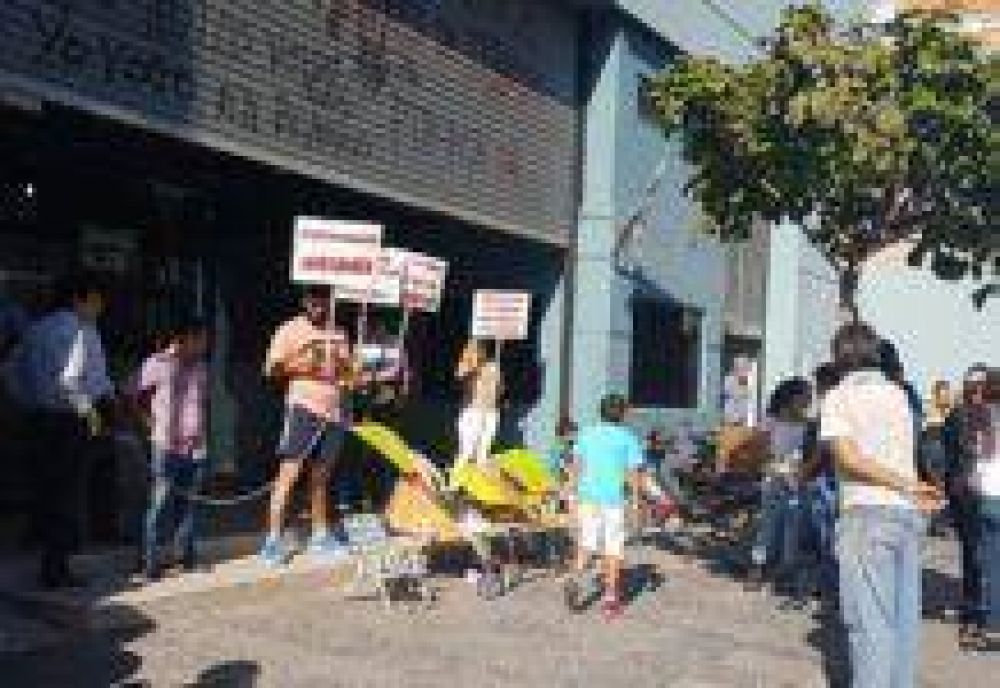 Cesanteados de la Secretar�a de Trabajo se encadenaron para reclamar su reincorporaci�n