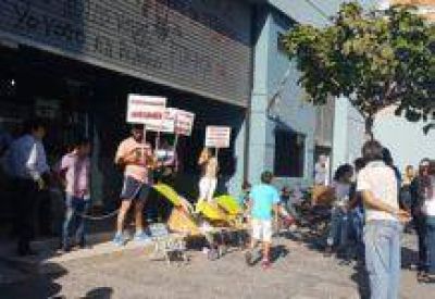 Cesanteados de la Secretar�a de Trabajo se encadenaron para reclamar su reincorporaci�n
