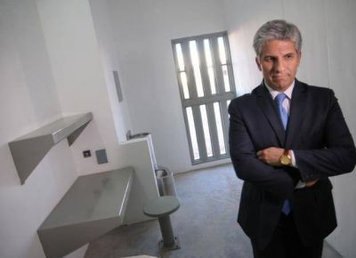 Investigan la entrega irregular de una casa a ex funcionario