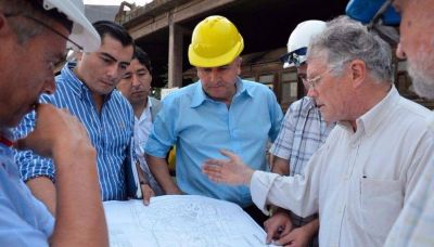Morales recorri� la planta de Aceros Zapla
