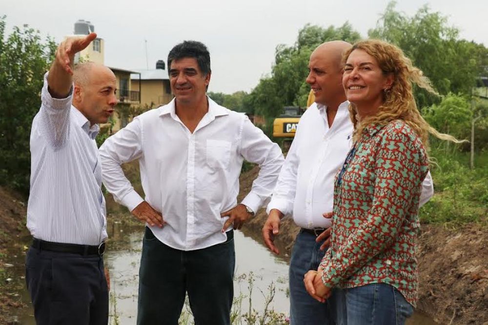 Comenzaron 33 obras de enlace para mitigar las inundaciones en Pilar