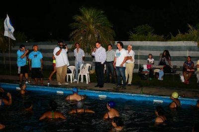 El intendente Jofr� comparti� un grato momento con participantes del aquagym 